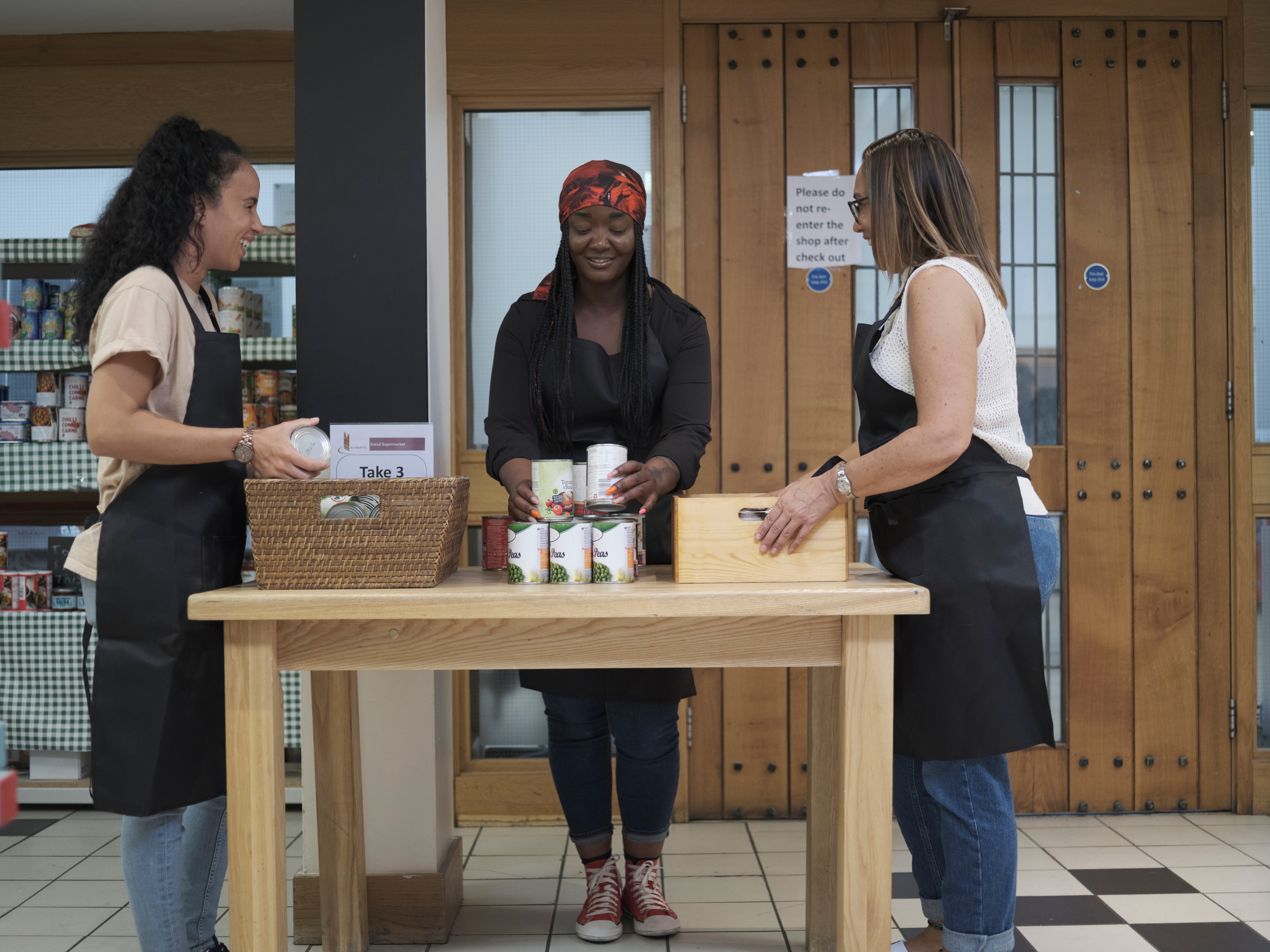 Photo de trois femmes organisant une épicerie sociale