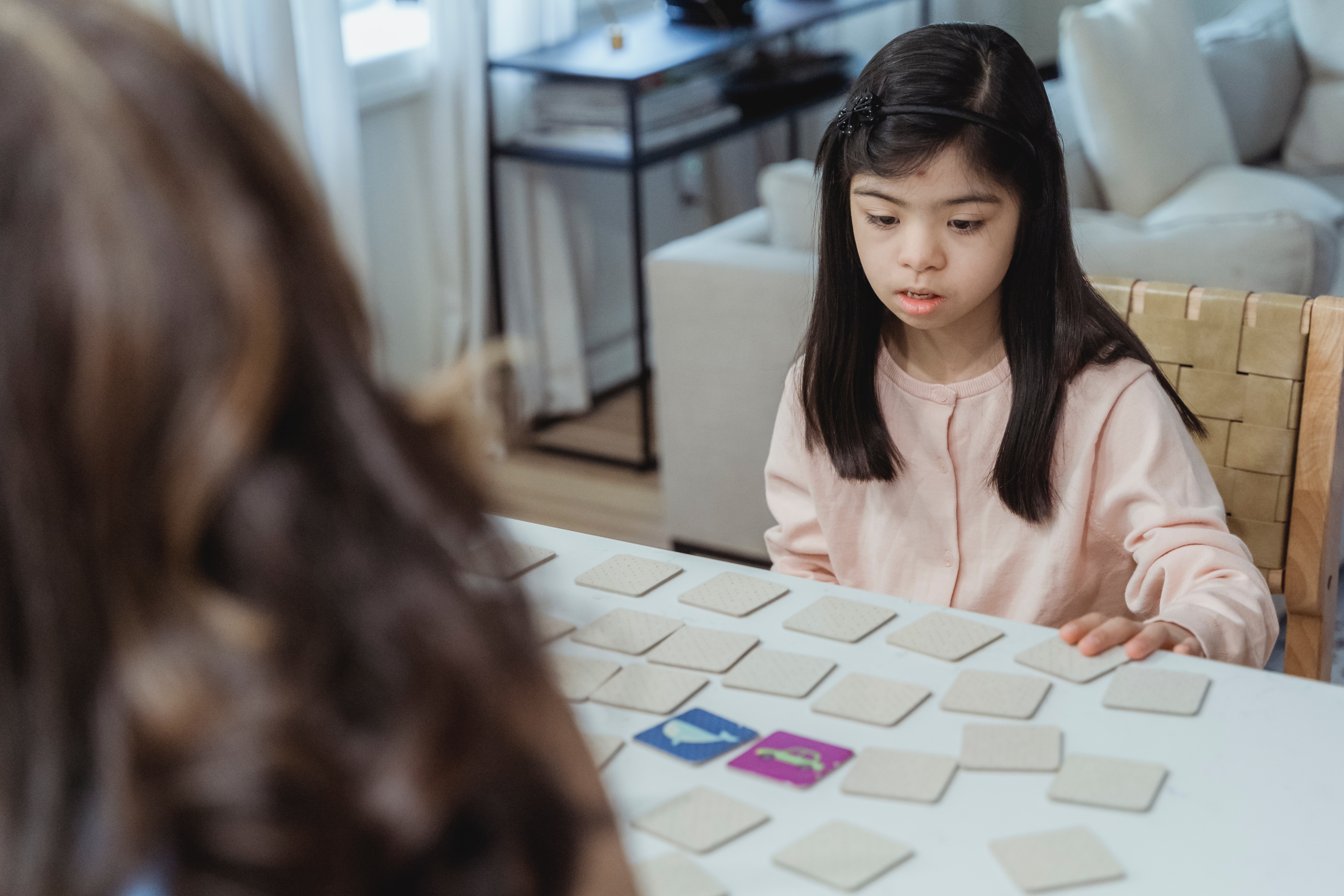 Une enfant joue avec des cartes