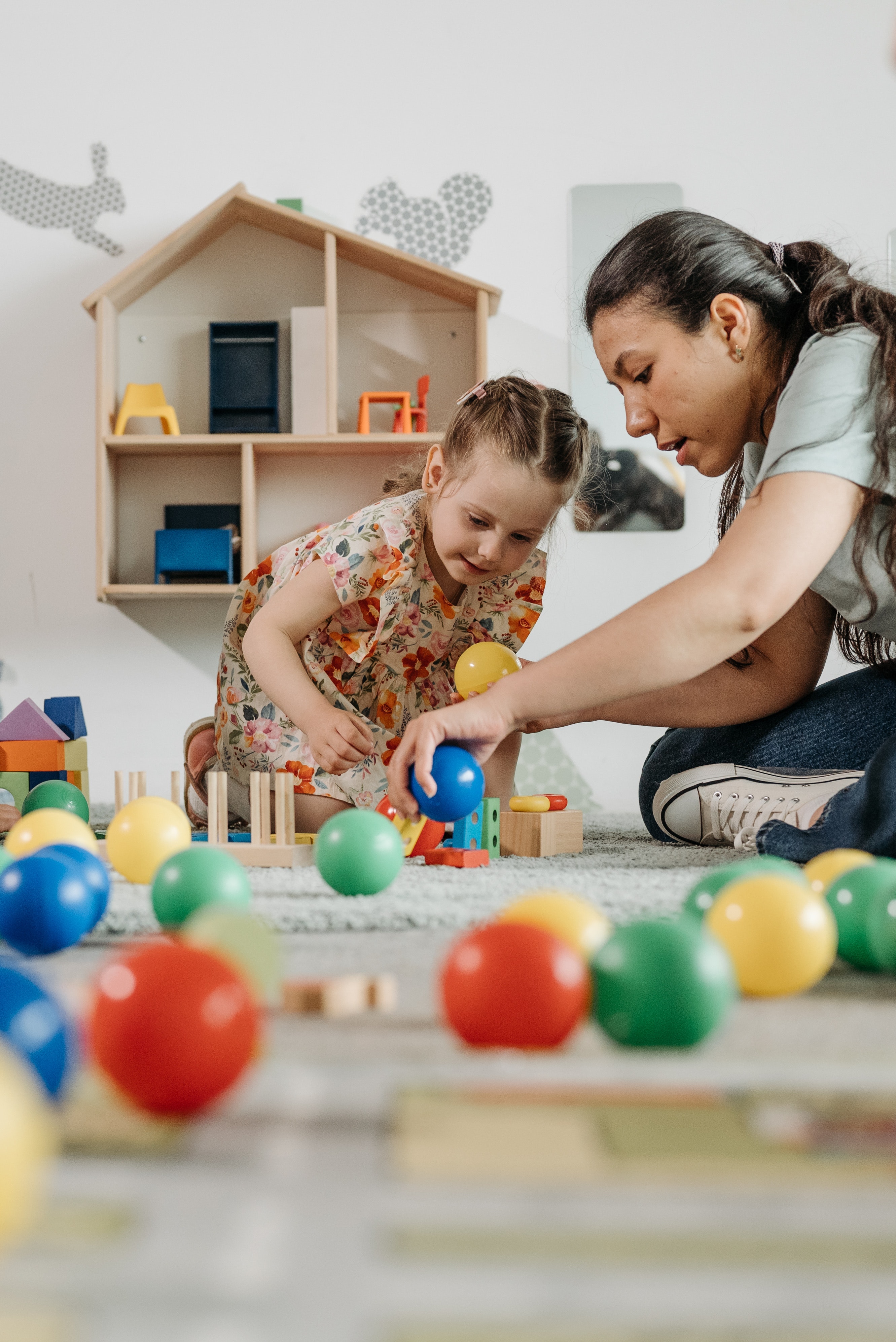 Une professionelle joue avec une enfant