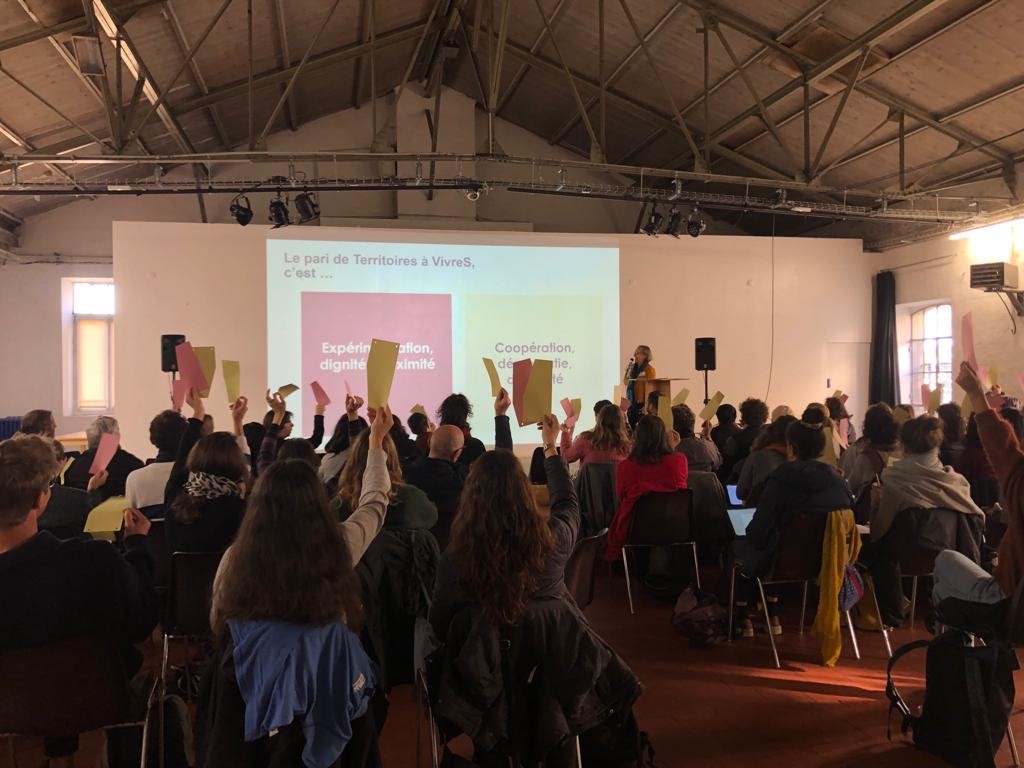 Photo des participants à la journée Territoires à VivreS, assemblée assise face à la scène