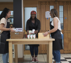 Photo de trois femmes organisant une épicerie sociale