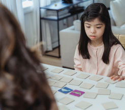 Une enfant joue avec des cartes